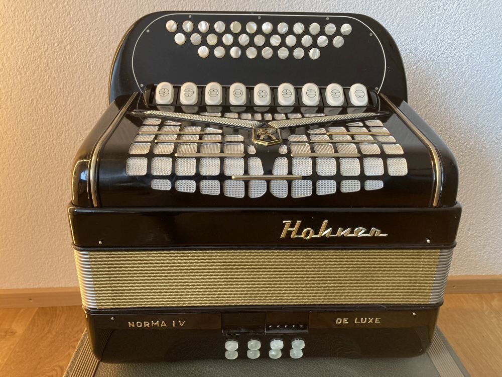 Hohner Norma IV De Luxe ist ein gebrauchtes diatonisch Akkordeon (Club-System) mit einigen Gebrauchsspuren in spielbereitem Zustand.